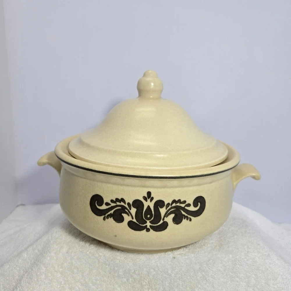 Vintage - Pfaltzgraff Village 2 Quart Casserole with Lid and Handles 6-315 - USA